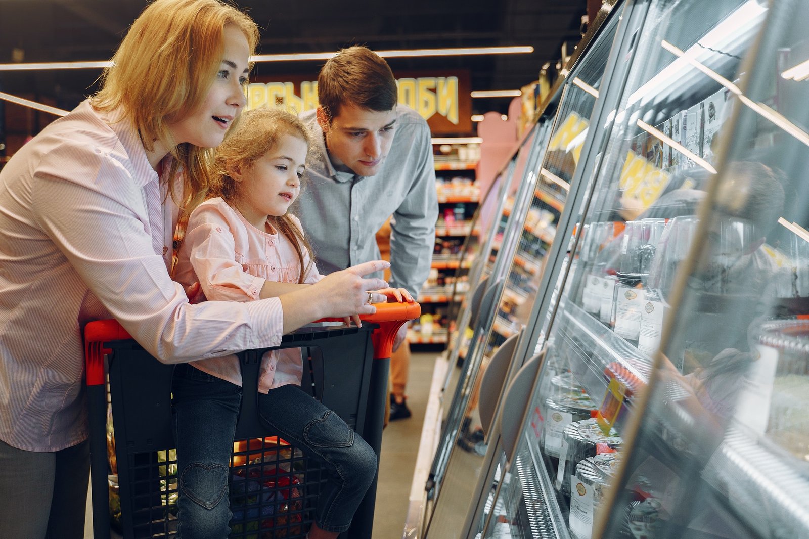 family-doing-shopping-in-the-grocery-store-3985087